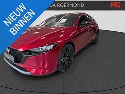 Rood Nieuw 2025 Mazda 3 Homura-Line Hatchback | € 32.750 (Iets duurder)