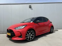 Rood, metallic lak Gebruikt 2021 Toyota Yaris Edition Hatchback | € 21.899 (Iets duurder)