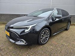Zwart Gebruikt 2024 Toyota Corolla Hybrid Stationwagen | € 31.980 (Eerlijke prijs)