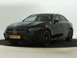 Kosmoszwart metaalkleur metallic Gebruikt 2024 Mercedes 250 AMG line Sedan | € 39.495 (Eerlijke prijs)