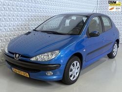 Blauw (metallic) Gebruikt 2005 Peugeot 206 Hatchback | € 1.999 (Eerlijke prijs)