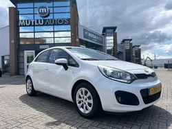 Wit Gebruikt 2015 Kia Rio Hatchback | € 6.890 (Eerlijke prijs)