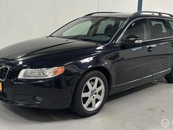 Zwart Gebruikt 2010 Volvo V70 Momentum Stationwagen | € 11.945 (Eerlijke prijs)