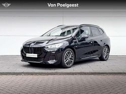 Saphirschwarz metallic (zwart metallic) Gebruikt 2024 BMW 220 Active Tourer Shadowline MPV | € 46.900 (Duur)