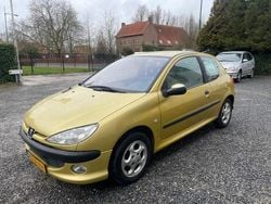 Geel Gebruikt 2002 Peugeot 206 Premium Hatchback | € 1.195 (Eerlijke prijs)