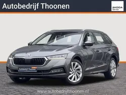 Grijs, metallic lak Nieuw 2024 Skoda Octavia Style Stationwagen | € 39.900 (Duur)