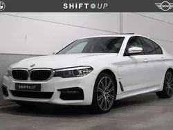 Grijs, metallic lak Gebruikt 2020 BMW 530e M Sport Sedan | € 29.940 (Eerlijke prijs)