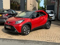 Rood Nieuw 2024 Toyota Aygo Play Hatchback | € 21.700 (Eerlijke prijs)
