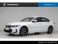 Wit Gebruikt 2023 BMW 330 Comfort Edition Sedan | € 41.895 (Eerlijke prijs)