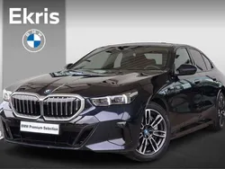 Zwart, metallic lak Gebruikt 2024 BMW 550e M Sport Sedan | € 85.950 (Super prijs)
