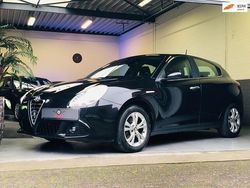 Zwart (metallic) Gebruikt 2011 Alfa Romeo Giulietta Hatchback | € 7.899 (Eerlijke prijs)