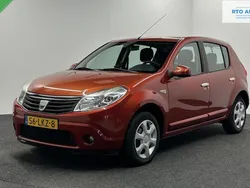 Rood, metallic lak Gebruikt 2010 Dacia Sandero Hatchback | € 3.750 (Eerlijke prijs)