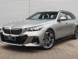 Oxidgrau ii Nieuw 2024 BMW 520 M Sport Stationwagen | € 76.566