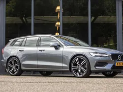 Grijs, metallic lak Gebruikt 2021 Volvo V60 Momentum Stationwagen | € 24.950 (Super prijs)