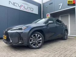 Grijs, metallic lak Gebruikt 2024 Lexus UX 250h Sport Design Packet SUV | € 42.400 (Eerlijke prijs)
