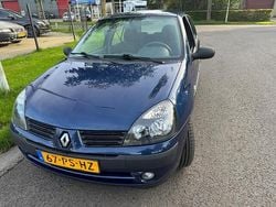 Blauw Gebruikt 2004 Renault Clio II Authentique Hatchback | € 999 (Goede deal)