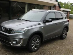 Grijs, metallic lak Gebruikt 2024 Suzuki Vitara SUV | € 27.250 (Eerlijke prijs)