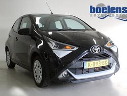 Zwart (metallic) Gebruikt 2020 Toyota Aygo X-play Hatchback | € 8.439 (Goede deal)