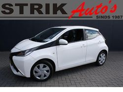 Wit Gebruikt 2014 Toyota Aygo X-play Hatchback | € 8.888 (Eerlijke prijs)