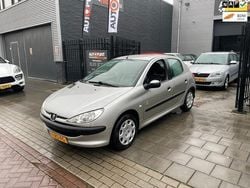 Grijs, metallic lak Gebruikt 2005 Peugeot 206 Hatchback | € 999 (Goede deal)