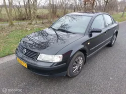 Zwart Gebruikt 1999 VW Passat Comfortline Sedan | € 999