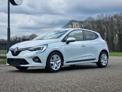 Wit, metallic lak Gebruikt 2022 Renault Clio V Evolution Hatchback | € 18.950 (Eerlijke prijs)