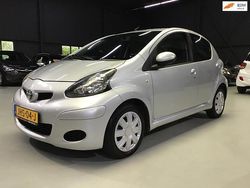 Grijs Gebruikt 2011 Toyota Aygo Hatchback | € 3.899 (Eerlijke prijs)