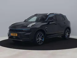 Zwart, metallic lak Gebruikt 2023 Lynk & Co 01 SUV | € 27.700 (Eerlijke prijs)