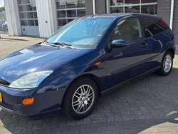 Blauw Gebruikt 2001 Ford Focus Trend Hatchback | € 800 (Goede deal)