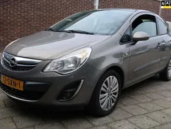 Bruin, metallic lak Gebruikt 2011 Opel Corsa Selection Hatchback | € 3.750 (Eerlijke prijs)