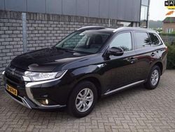 Zwart, metallic lak Gebruikt 2019 Mitsubishi Outlander P-HEV SUV | € 20.650 (Goede deal)