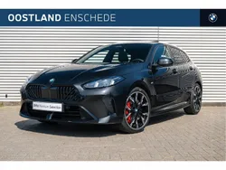 Saphirschwarz (donker zwart metallic) Gebruikt 2024 BMW 120 Comfort Edition Hatchback | € 47.250