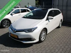 Wit, metallic lak Gebruikt 2015 Toyota Auris Hybrid Comfort Hatchback | € 11.250 (Eerlijke prijs)