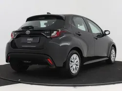 Zwart, metallic lak Gebruikt 2024 Toyota Yaris Active Hatchback | € 23.950 (Eerlijke prijs)