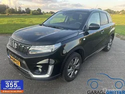 Zwart Gebruikt 2021 Suzuki Vitara Style SUV | € 21.950 (Eerlijke prijs)
