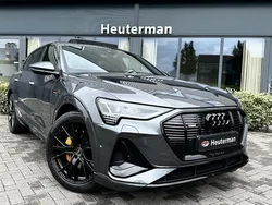 Grijs, metallic lak Gebruikt 2022 Audi e-tron S-Line SUV | € 41.950 (Iets duurder)