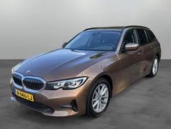 Bruin Gebruikt 2020 BMW 318 Executive Stationwagen | € 35.749