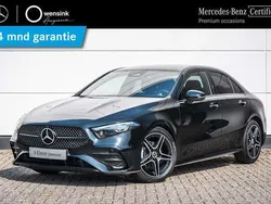 Zwart, metallic lak Gebruikt 2024 Mercedes A180 AMG Sedan | € 36.850 (Iets duurder)