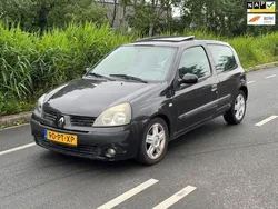 Zwart Gebruikt 2004 Renault Clio II Dynamique Hatchback | € 1.499 (Eerlijke prijs)