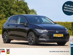 Zwart Gebruikt 2022 VW Golf VIII Style Hatchback | € 24.950 (Eerlijke prijs)