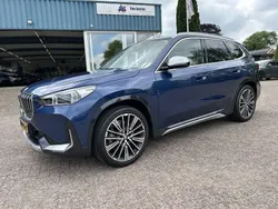 Blauw, metallic lak Gebruikt 2023 BMW X1 xLine SUV | € 50.995 (Eerlijke prijs)