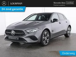 Berggrijs metaalkleur metallic Gebruikt 2024 Mercedes A250 Advanced Hatchback | € 36.945 (Eerlijke prijs)