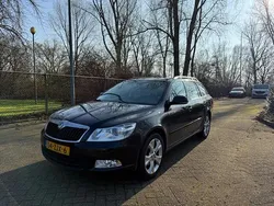 Zwart, metallic lak Gebruikt 2013 Skoda Octavia Business Line Stationwagen | € 2.400 (Super prijs)