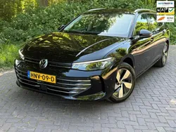 Zwart Gebruikt 2024 VW Passat Business Stationwagen | € 35.950 (Eerlijke prijs)