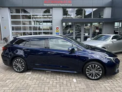 Blauw, metallic lak Gebruikt 2023 Toyota Corolla Style Stationwagen | € 29.950 (Eerlijke prijs)