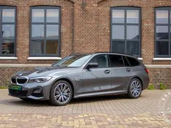 Grijs, metallic lak Gebruikt 2022 BMW 330 M Sport Stationwagen | € 36.900 (Goede deal)