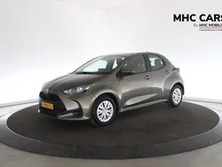 Groen, metallic lak Gebruikt 2021 Toyota Yaris Active Hatchback | € 14.900 (Goede deal)