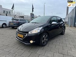 Zwart Gebruikt 2014 Peugeot 208 Style Hatchback | € 4.999 (Eerlijke prijs)