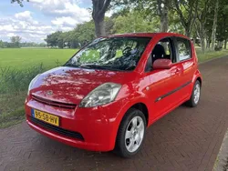 Rood, metallic lak Gebruikt 2005 Daihatsu Sirion Hatchback | € 1.450 (Eerlijke prijs)