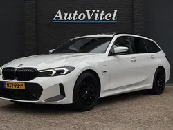 Wit Gebruikt 2023 BMW 330e M Sport Stationwagen | € 44.945 (Eerlijke prijs)